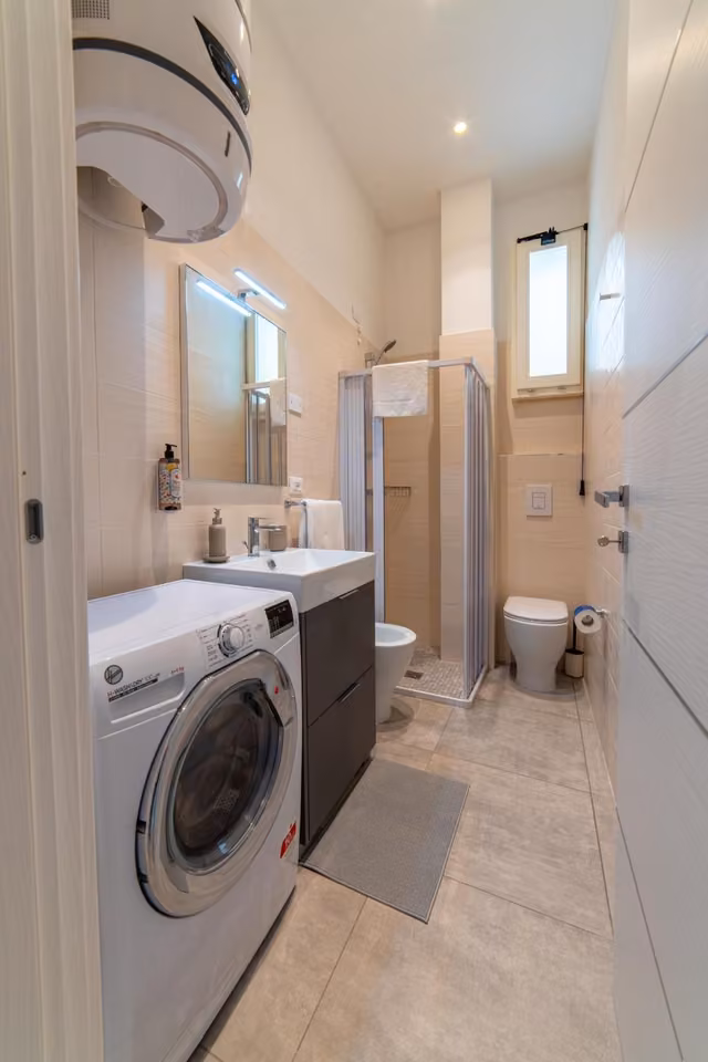 Bagno con lavabo e specchio