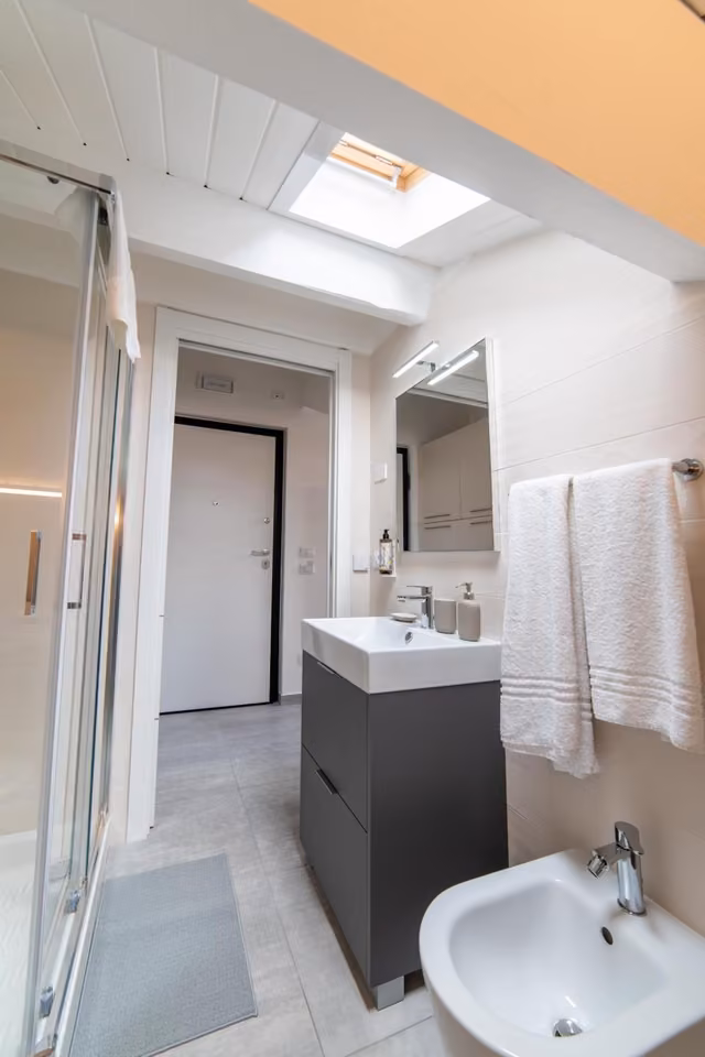 Bagno con doccia e sanitari nuovi