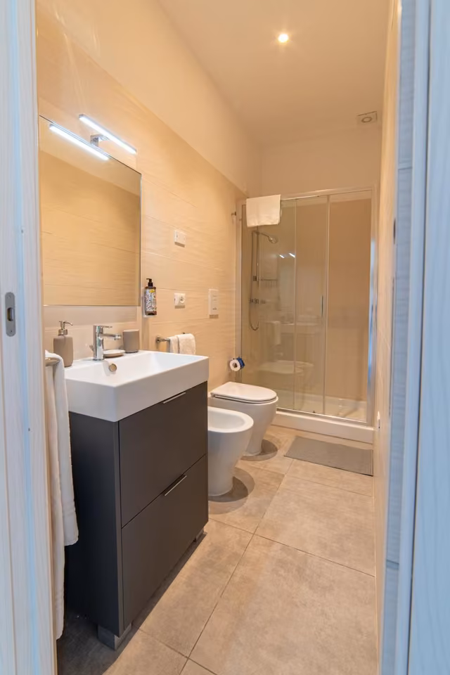 Bagno con box doccia in cristallo