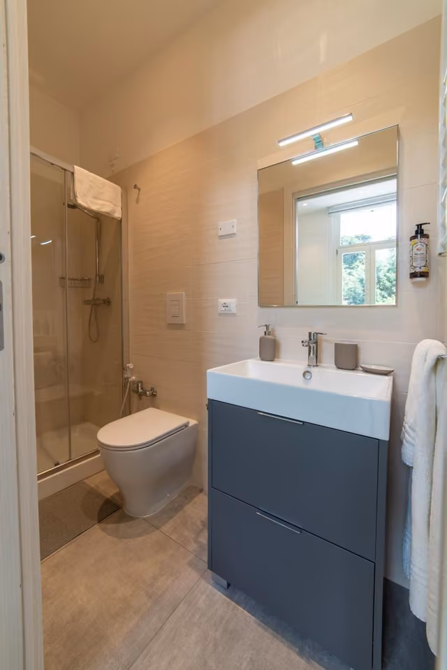 Bagno con lavabo sospeso