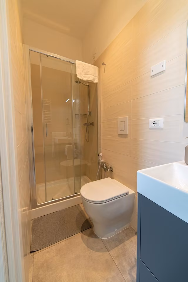 Bagno con doccia e finiture moderne