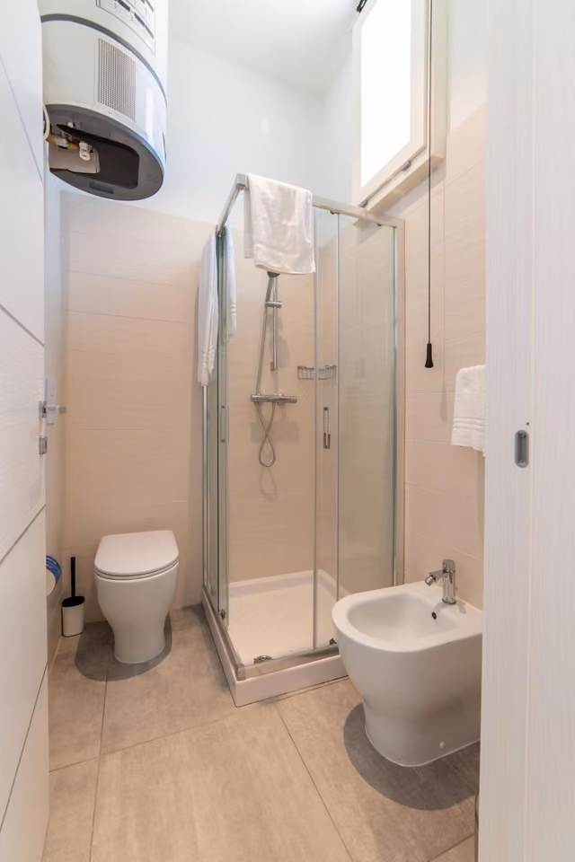 Bagno con doccia e specchio illuminato