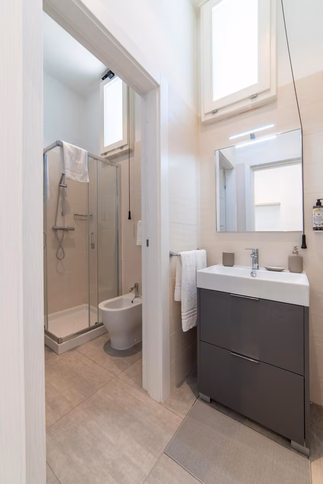 Bagno con doccia di un appartamento di Villa Gina
